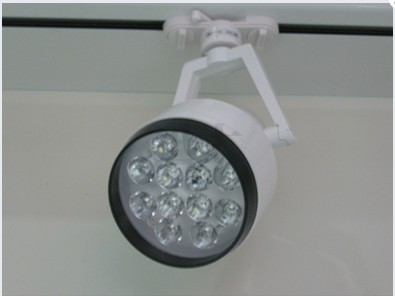 LED軌道射燈 節(jié)能高效的商鋪照明新選擇