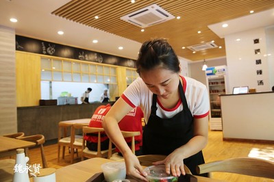 90后小夫妻高新區(qū)開(kāi)中式快餐店，服務(wù)白領(lǐng)，生意火爆